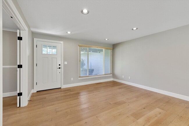 Building Photo - Live in One of Lake Oswego's Most Convenie...