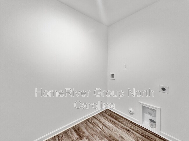 Building Photo - 195 Pine Needle Dr