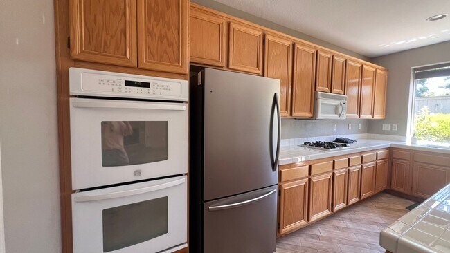 Building Photo - Beautiful home in gated community! Spaciou...