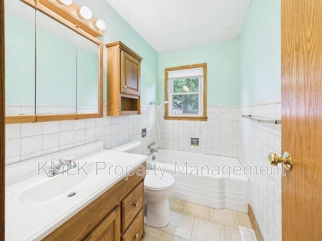 Building Photo - 975 Glenwood St NE