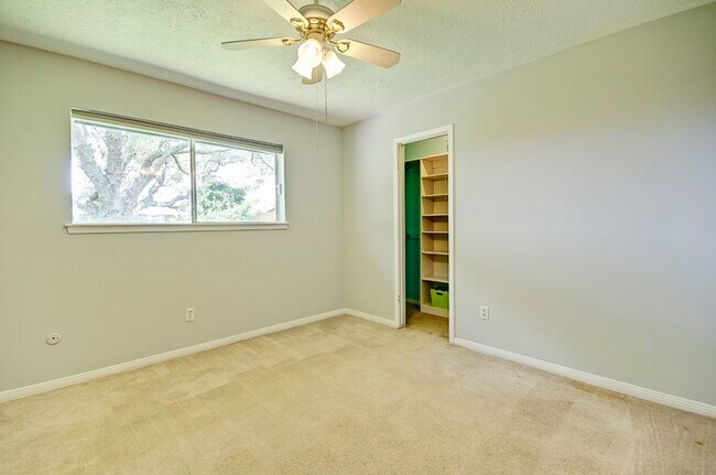 Building Photo - 609 Mary Ann Dr