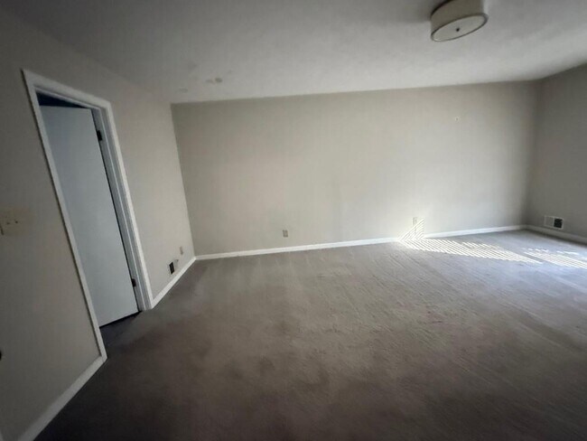 Building Photo - 3619 Bomar Rd