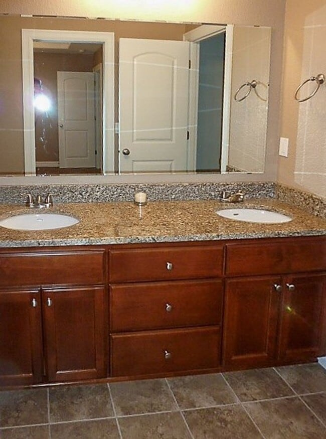 Building Photo - 2507 Locksley Ave SE