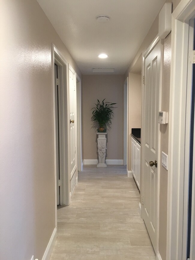 Building Photo - Single Story 3 Bedroom 2.5 Bath Home,