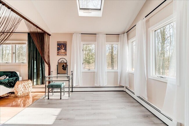 Building Photo - 441 Burlingham Rd