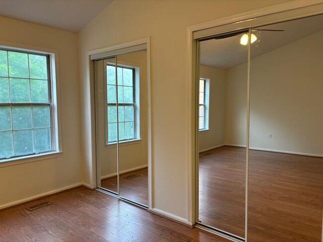 Building Photo - 113 Redwood Dr