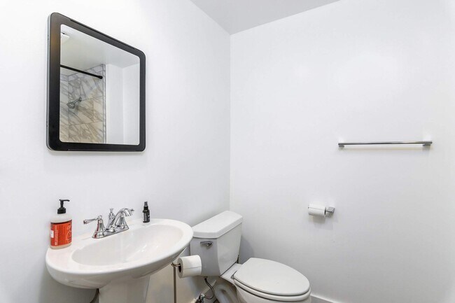 Building Photo - 166 S Hayworth Ave