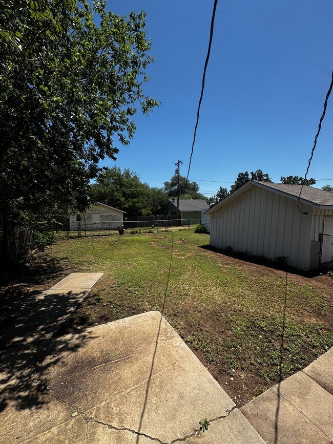 Building Photo - Adorable home located near Amarillo College 3/1/1