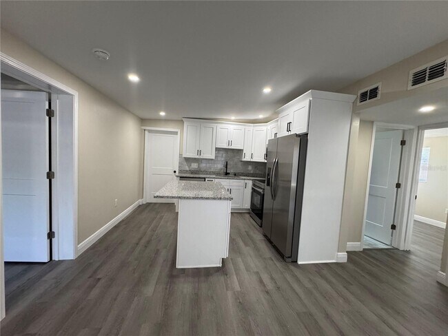 Building Photo - 7039 Lenox Dr