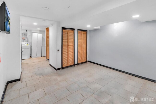 Building Photo - 1355 Hamilton St