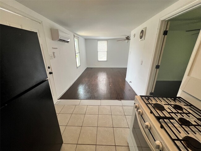 Building Photo - 1514 W 14th St