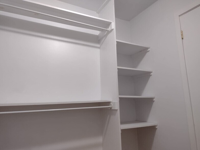 Building Photo - 1813 Hemlock Plz
