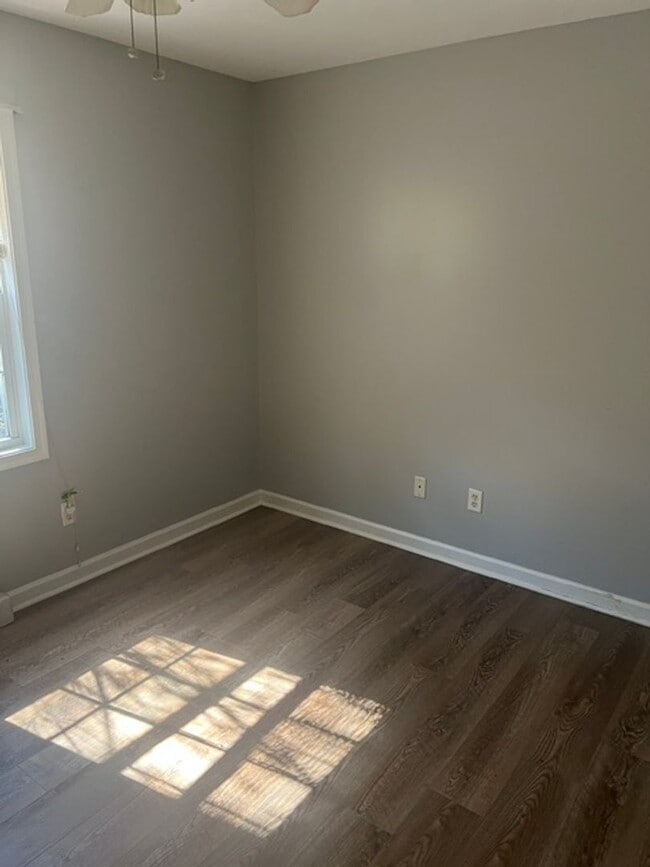 Building Photo - Cute Bungalow Convenient to Shopping & Restaurants!