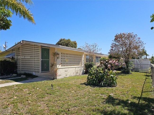 Building Photo - 201 SW 30th Ct