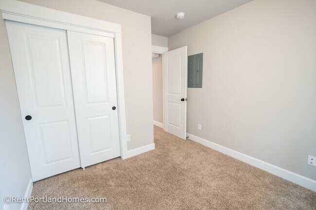 Building Photo - ADS457