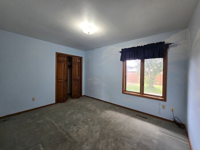Building Photo - Large 5 Bed, 3 Bath House