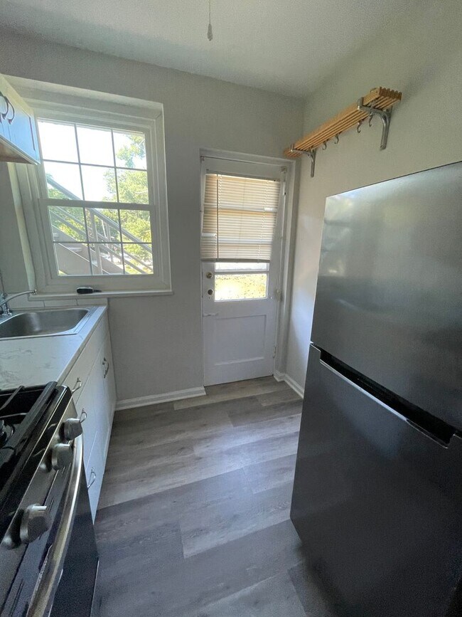 Building Photo - $500 off the First Months Rent!!!!! 1 Bedroom 1 Bath Condo at McDaniel Heights in the Heart of Hi...