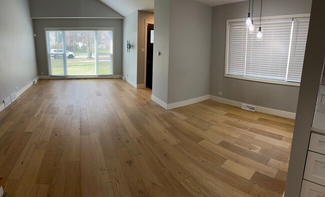 Building Photo - 2200 Old Glenview Rd