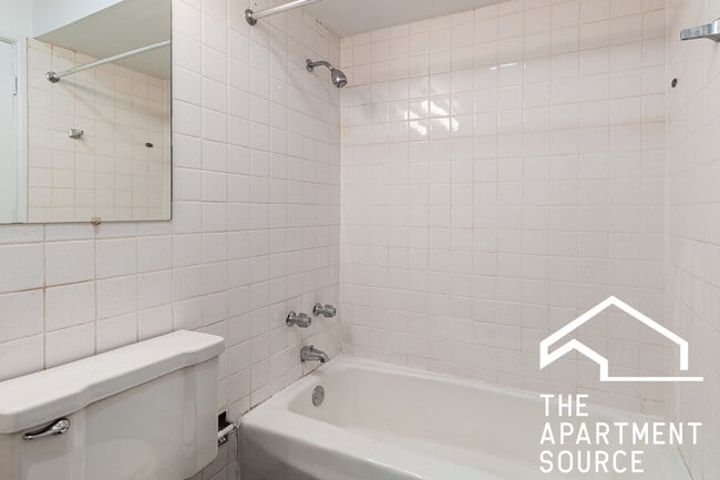 Building Photo - 540 W Roscoe St