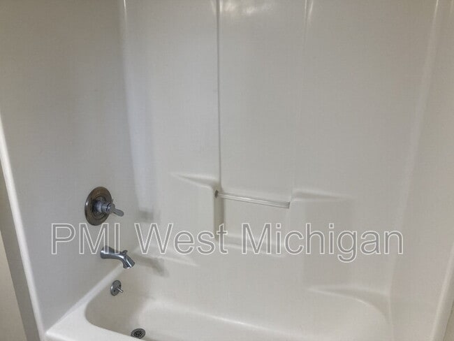 Building Photo - 2673 Woodmeadow Dr SE