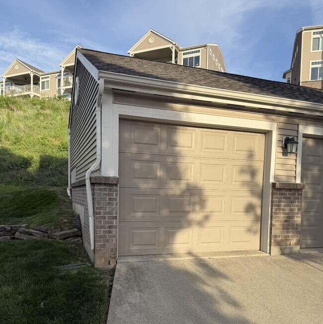 Building Photo - 323 Skyview Ct