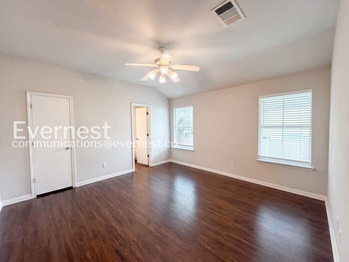 Building Photo - 1011 Iola Dr