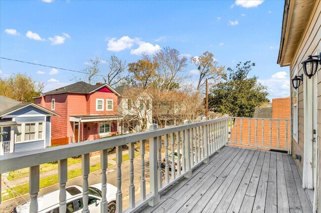 Building Photo - Beautiful 4 bedroom home downtown