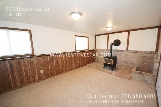 Building Photo - 523 Hiawatha St
