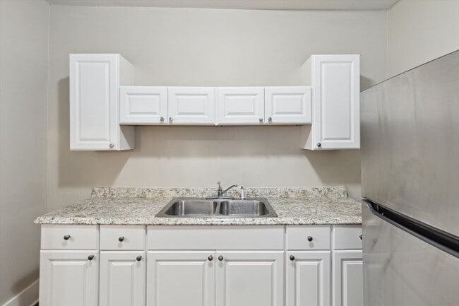 Building Photo - Large Downtown 3BR/2BR House Walking Distance to Forsyth Park