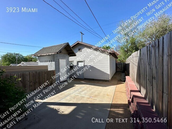 Building Photo - 3923 Miami-
