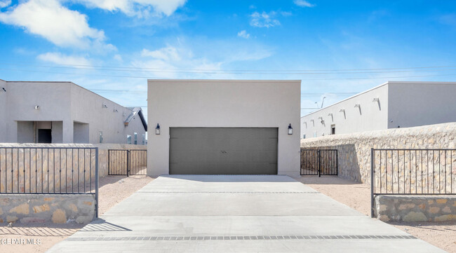 Building Photo - 14805 Pebble Hills Blvd