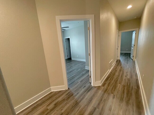 Building Photo - 710 Vassar Ct