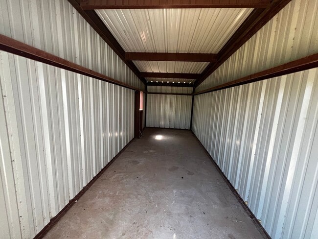 Building Photo - Inviting 3 bedroom 2 bath House with fenced yard