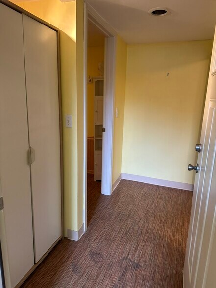 Entry - 3405 NE Ainsworth St