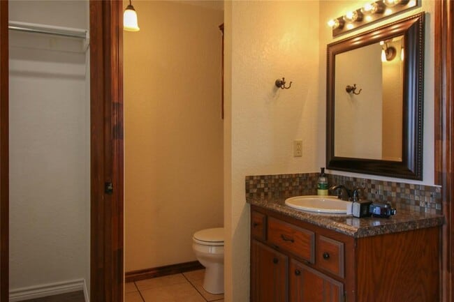 Building Photo - 13000 S Robinson Ave