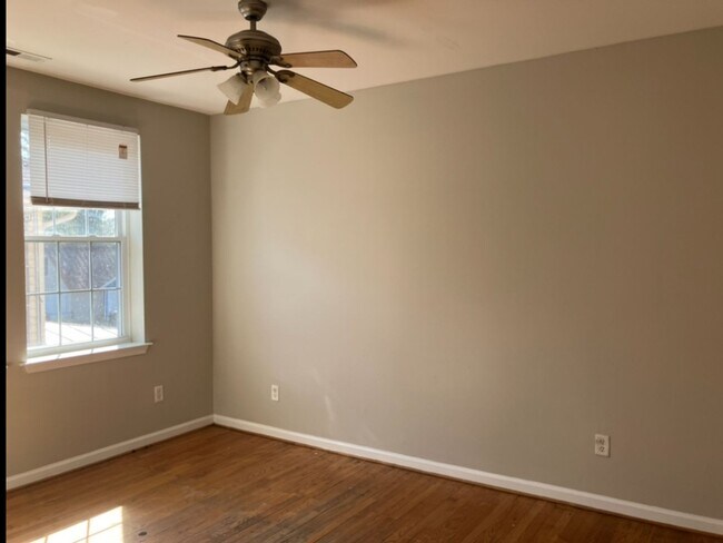 Building Photo - Three Bedroom Condo - Centrally Located Su...