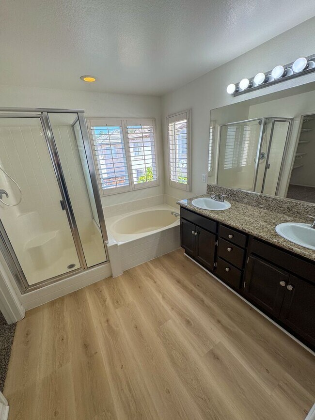 Building Photo - 4 Bedroom home available for Lease in Cent...