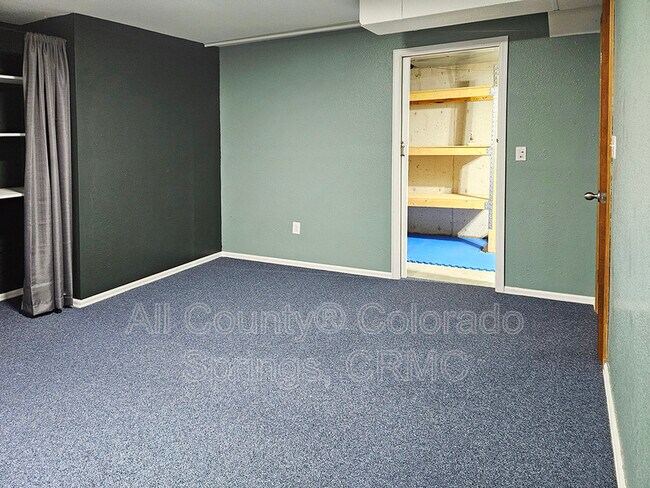 Building Photo - 2615 Helmsdale Dr