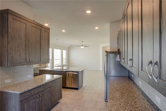Building Photo - 608 Saturnia Dr