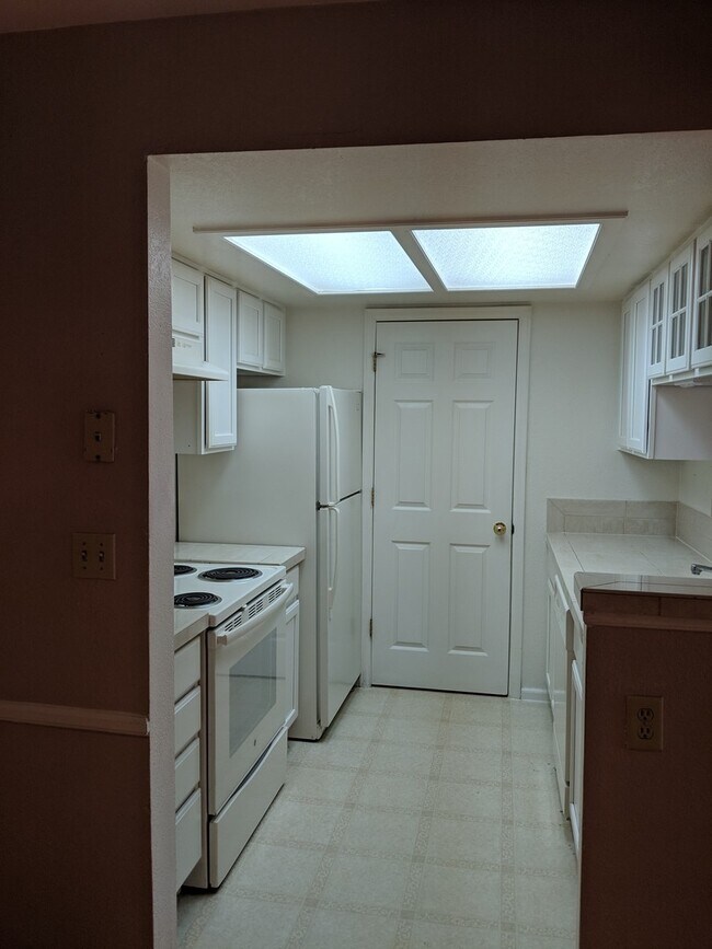 Building Photo - Englewood/DTC Ground Floor 2 Bedroom 2 Bath Condo For Rent - Great Location and Amenities