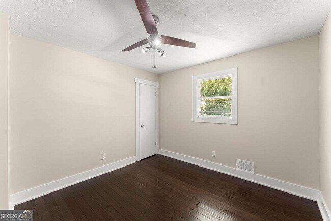 Building Photo - 4035 Thames Dr