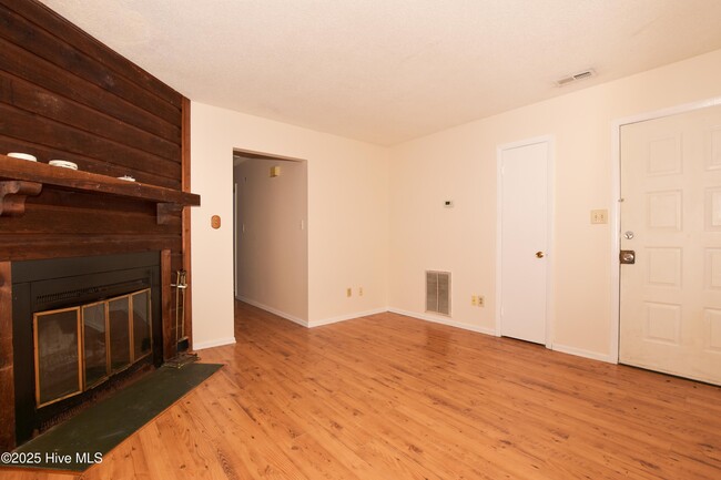 Building Photo - 103 Twinwood Dr