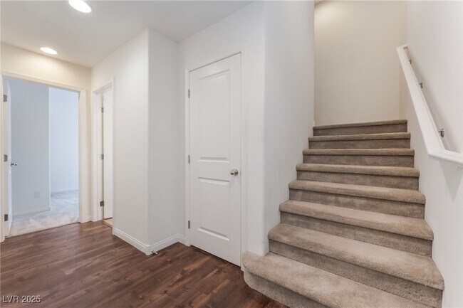 Building Photo - 10529 Headwind Ave