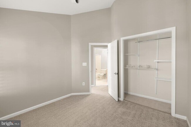 Building Photo - 5527 Sully Lake Dr