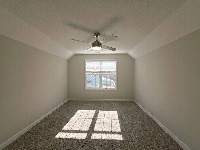 Building Photo - 4 Bedroom #3 Bath Towne Pointe