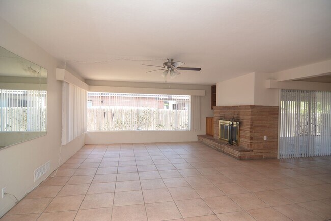 Building Photo - 6 Bedroom 3 Bath Home! Walking distance to University!