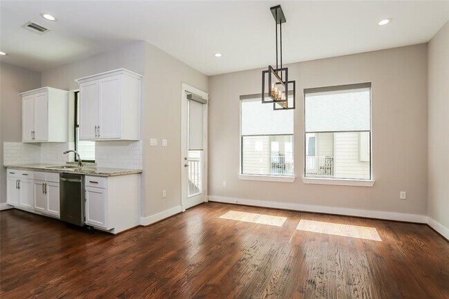 Building Photo - 606 W 28th St