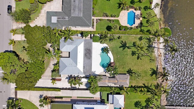 Building Photo - 930 S Lakeside Dr