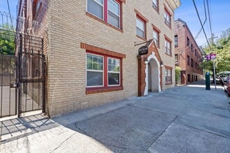 Building Photo - Exceptional Value: Charming Portland Studio ($1,100)