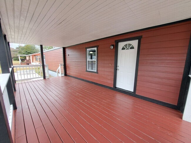 Building Photo - Nicely Renovated 3BR/2BA Mobile Home in Ba...